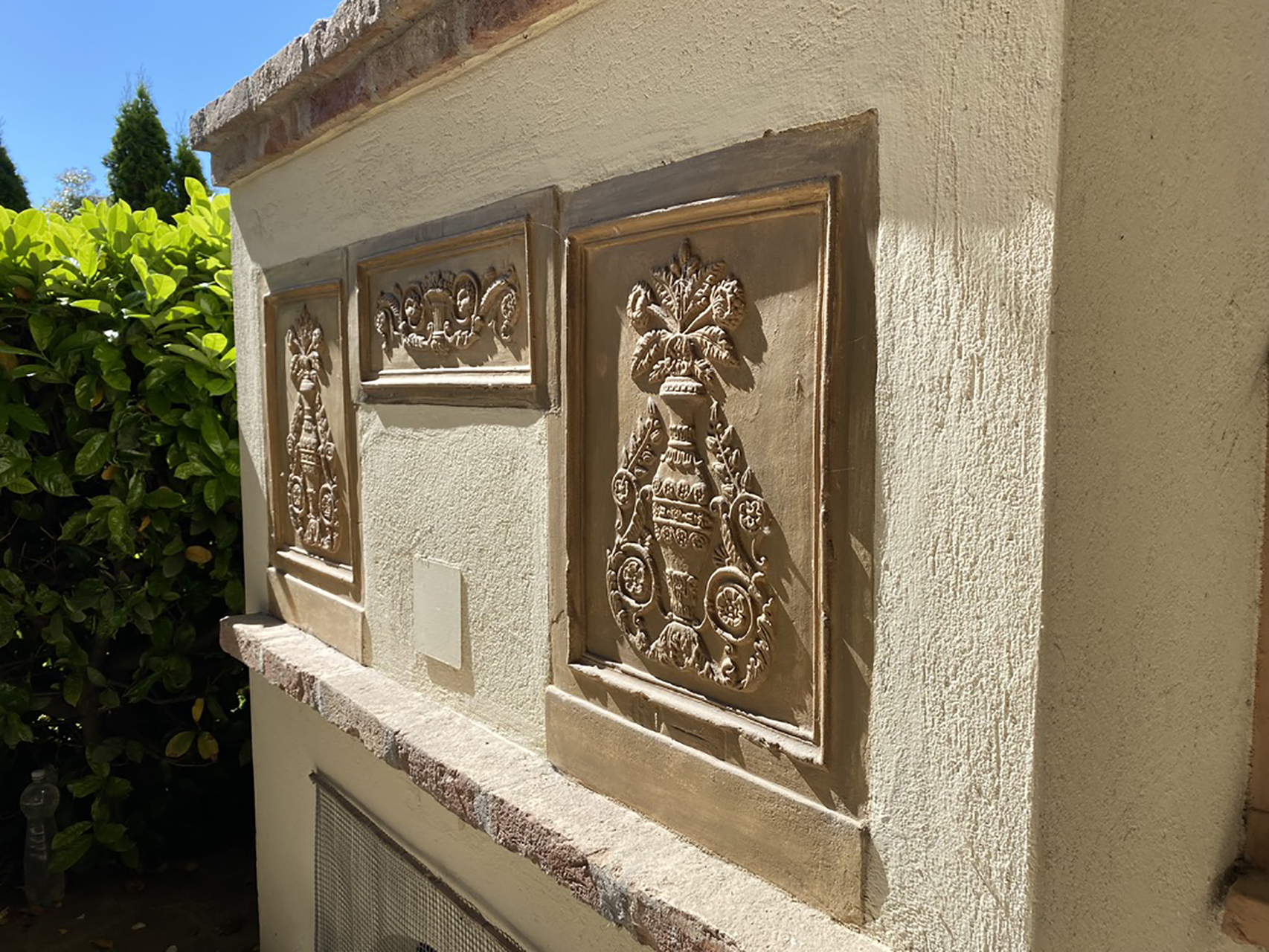 Portico, dettaglio pannelli ceramica su forno a legna